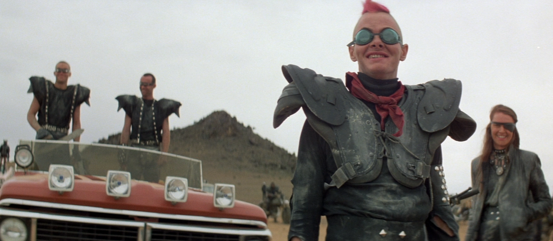 Mad mad road warrior. Вернон Уэллс Безумный Макс 2. Безумный Макс 1982. Безумный Макс воин дороги. Папагалло Безумный Макс.